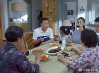 平凡岁月：姑娘被打后回娘家，下秒女婿进门伤比他还重