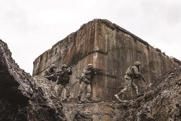 乌克兰士兵在军事训练中 图GJ