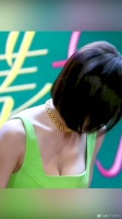来自秦岚姐姐的魅力，44岁依旧身材火辣，丰满迷人