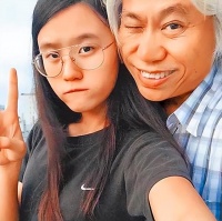 台湾“爷孙恋”男主李坤城去世，小40岁女友发文悼念，两人已相恋10年，女方父亲曾控告男方诱拐少女