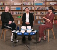 主持人张蕾辞职后，现身冯小刚视频号直播，脸没有央视镜头里漂亮
