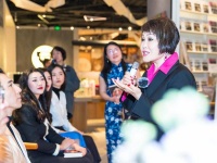 靳羽西第十本书在京首发 完整分享她的个人经历