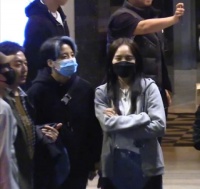 潘玮柏夫妇和孟佳amber聚餐 结束时相拥惜别