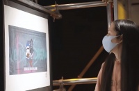 郭碧婷看画展，向太挽着向佐合影不让儿媳参加，神秘面具人很抢镜