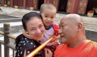 60岁谢东官宣妻子怀二胎！清明节携妻儿报喜，父亲已去世13年