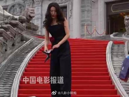 曾黎走红毯前后反差?拎着高跟鞋下班的曾黎也太可爱了吧!哈哈!