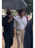 言承旭拍广告被偶遇，穿白衬衫留长发少年感十足，搭档还是徐若晗