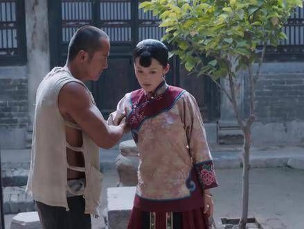 小娥故意倒在黑娃怀里,黑娃终于忍不住了,两人相拥一起