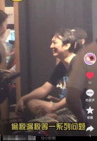 王思聪坐路边撩妹，对方主动送上电话，前女友曝其分手方式太奇葩