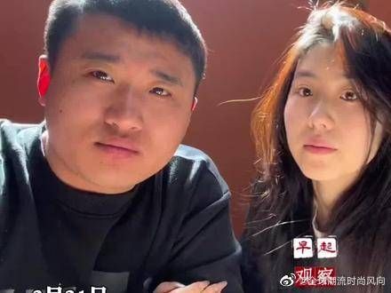 年轻情侣对着镜头甜蜜互动，男友捏脸，女友亲吻并咬耳朵……