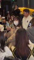张颂文出席首映礼，发现前辈在场下，赶紧下去打招呼合影……