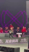 宝儿在场上比赛，场下后援团表情也不轻松啊
