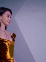 忽然觉得周围都暗了下来 原来是你的美貌在发光……