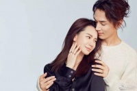 偶遇戚薇办美国签证，老公李承铉全程陪伴，两人挽手同行似热恋中