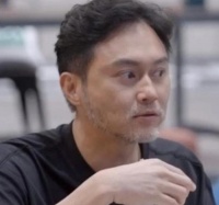 51岁张智霖素颜出席外甥女生日会，满脸白须显苍老