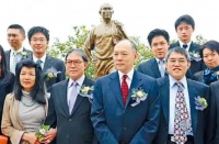 霍启刚带郭晶晶到内地旅游，实际上是躲开是非，霍家又开始争家产