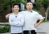 撒贝宁带妻女出游！3岁混血女儿显老成，引起网友热议