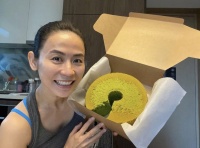 宣萱赴新加坡与友人聚会，47岁郑雪儿罕露脸，打扮休闲气质仍出众