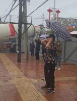 曝谢广坤回老家占农民地盖豪宅，双手放身后满脸嚣张，态度惹众怒