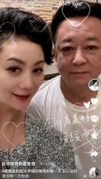 朱军老婆谭梅晒夫妻合照，59岁朱军老态明显，与妻子同框犹如父女