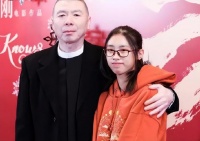 娱记曝冯小刚养女系其私生女，疑生育有困难，长女出生时患先天病