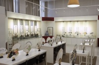 天津理工大学举办“怀袖雅物文人扇，清风守正蕴廉心”扇面艺术展览