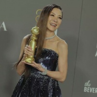 杨紫琼持小金人回港与好友聚会！周润发罕有现身，满头白发变化大