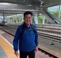 69岁谭咏麟独自现身高铁站，衣着随意，没有助理保镖