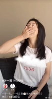 田亮夫妇为女儿庆生，十五岁森碟穿露肩礼服，画淡妆五官变化大