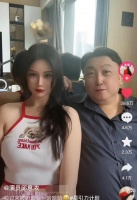 女星邱意浓和王晶再引猜测，靠怀中甜笑不避嫌，已拿男方9部资源