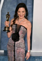 杨紫琼带着小金人回香港，宴请众好友，周润发陈可辛甄子丹等出席