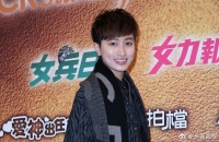 27岁女星突然宣布出柜，遭千名粉丝抵制，星妈也表态了