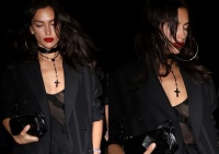 C罗前任近照曝光，穿薄纱内衣外出！烈焰红唇，极致身材让人垂涎