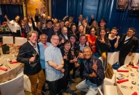 杨紫琼香港办奥斯卡庆功宴，世纪大合照周润发掌镜