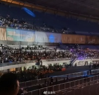 汪峰洛阳演唱会太惨淡，4万人体育馆空荡荡，下半场免费请人看
