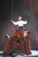 戏剧化歌舞演绎人性美丑