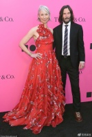 基努·里维斯放飞了！罕见站红毯上亲吻女友，50岁白发才女很自豪