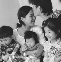 钟嘉欣带子女返港造惊喜为圈中好友庆生 素颜和寿星女开心合影