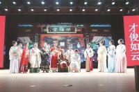 吕梁市凤山高级中学学子大飙演技让“课本经典”活起来