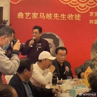 82岁马岐收徒众多名流现身！侯耀华紧揽谢东合影，关系亲密惹争议