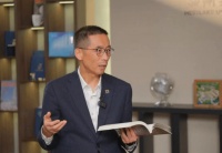 从中部小镇到科学“塔尖”！施一公首部传记作品倾情讲述人生“突围”之路