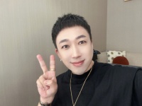 于正否认曾借钱给张继科：网上的谣言太离奇了