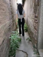 女子为赚快钱自甘堕落沦，打扮精致化浓妆小巷等人，曾是清纯小妹