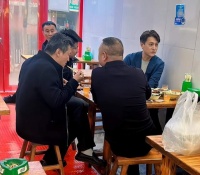 靳东在济宁被偶遇，跟发小挤小桌吃饭，有说有笑没架子，都变老了