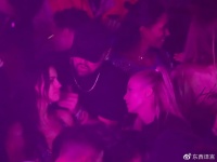 小李子撩37岁伊莲娜，轻抚俄罗斯超模耳环，好友的前任也不放过吗