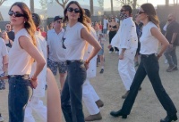 詹娜低调现身！穿白T秀超模身材，不与新男友秀恩爱，保持距离