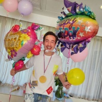 陈茵媺和3个子女制造惊喜为陈豪庆生 一家五口出去吃大餐拍全家福