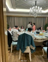 杨幂最新聚餐的路透图来了～好喜欢杨幂私下里随性的状态……