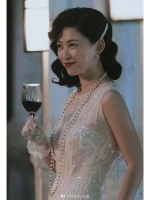 是风情万种的朱珠呀～两个酒窝自有风情与优雅……