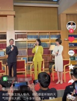 央视气象女神杨丹私下露面，生图曝真实颜值，高龄产子仍纤细婀娜